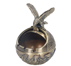 Elegante cenicero de metal dorado con textura detallada de alas de cisne y soporte para cigarrillos, disponible a precios de mayorista. - Product Image 2