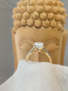 Elegante diamante talla princesa engastado en lujoso oro amarillo de 10K/14K/18K, flanqueado por deslumbrantes piedras laterales para un anillo sofisticado. - Product Image 3