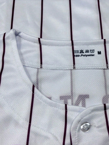 Camiseta de béisbol personalizada para hombre, camisa deportiva con botones y rayas rojas y negras, nombre y número - Product Image 3