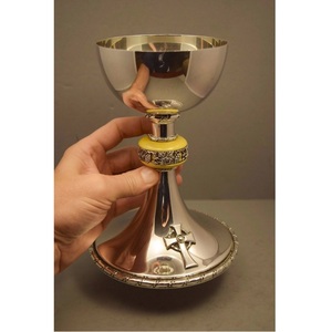 Elegante Juego de Cáliz y Ciborio de Metal con Acabado Pulido para Celebraciones Litúrgicas Sagradas Diarias - Product Image 6