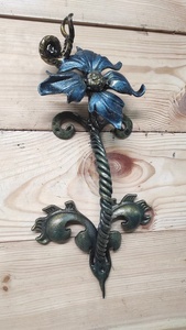 Poignée de porte en fer forgé résistant à la rouille, facile à installer, avec un design de pétales bleus et un style traditionnel - Product Image 4