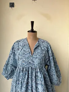 Vestido midi de algodón estilo bohemio azul con estampado de mano, mangas abullonadas, cuello anudado, corte holgado, informal, de verano para mujer. - Product Image 1