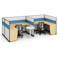 Bureau de travail commercial moderne en forme de L avec écran de séparation, dessus en bois veiné, cloisons bleues et pieds de rangement