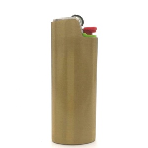 Étui à briquet vintage en laiton, protège le corps du briquet des chutes et des rayures, design compact pour un transport facile. - Product Image 4