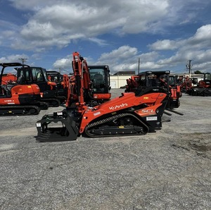 รถตักล้อยางขนาดเล็ก Kubota V1000 พร้อมเครื่องยนต์ดีเซล 25 แรงม้า ประสิทธิภาพสูงสำหรับงานขุดดินและเตรียมพื้นที่ก่อสร้าง - Product Image 1