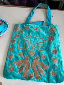 Bolso de terciopelo suave con bordado de amor y paz, el más vendido al por mayor, elegante y ideal para el uso diario y para viajes, para mujeres y niñas. - Product Image 3