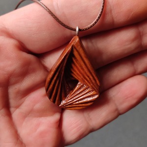 Pendentif en bois en forme de larme avec motif de feuille sculpté, collier artisanal, finition bois naturel - Product Image 5