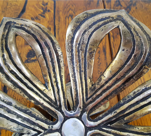 Grand bol à fruits en laiton de style brutaliste vintage, centre de table sculptural en métal en forme de pétales, décoration de table pour la maison - Product Image 6