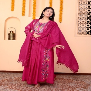 Conjunto de Kurta Anarkali de Rayón Rosa Rani Elegante NIYANI con Bordado Intrincado, Dupatta, Largo hasta el Tobillo, Elegancia Festiva para Bodas y Fiestas - Product Image 4