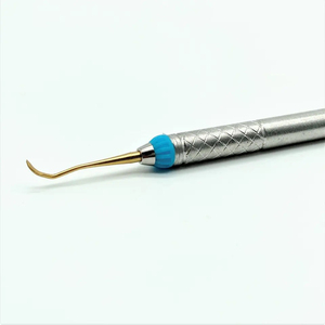 เครื่องมือขูดหินปูนแบบแมนนวล รุ่น Gold Tips Posterior Sickle Scaler 204s ทำจากสแตนเลสสตีล ใช้ซ้ำได้ สำหรับงานทันตกรรมบริเวณสะพานฟันที่บอบบาง - Product Image 6