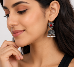 Boucles d'oreilles Jhumka en argent oxydé avec pierre rouge et perle pour femmes - Product Image 3