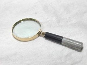 Loupe vintage en laiton avec poignée en résine bicolore, loupe de poche de luxe, décoration de bureau, cadeau d'affaires haut de gamme - Product Image 2