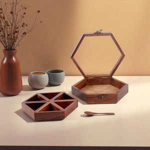 Caja de especias hexagonal de madera hecha a mano con tapa tallada y almacenamiento compartimentado para uso en la cocina. - Product Image 1