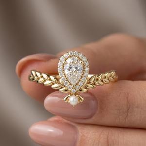 Anillo de Perlas Botánicas con Banda de Hojas y Diamante de Corte Pera Cultivado en Laboratorio, Oro Sólido de 14K, Joyería Perfecta para Boda o Compromiso para tu Pareja - Product Image 1