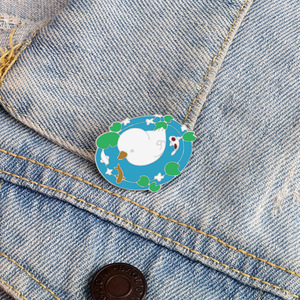 Broche amusante en alliage vert avec motifs de dessins animés, petits animaux, plantes et fleurs, pour la décoration de vêtements et sacs - Product Image 3