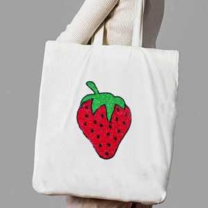Grand sac fourre-tout en toile de coton blanc avec broderie de sequins fraise rouge, sac à main réutilisable pour courses et marché, vente en gros - Product Image 1