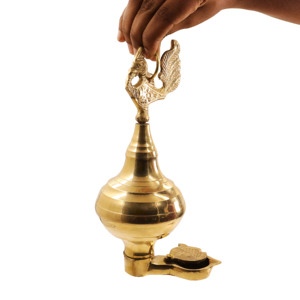 Lampe Deepam Diya en laiton en forme de paon, artisanale, traditionnelle, pour la décoration de la maison, du temple, des festivals, des cadeaux - Product Image 3