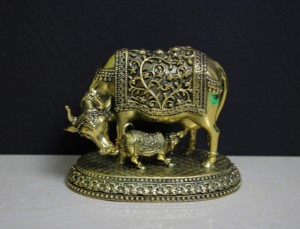 Statue de vache et de veau en laiton de haute qualité, décoration pour temple hindou et maison, fabriquée au Rajasthan, artisanale, excellent prix - Product Image 5