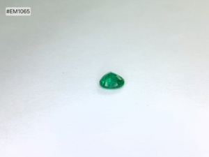 พลอยมรกตสีเขียวแซมเบียทรงหัวใจ น้ำหนัก 1.14 กะรัต คุณภาพพรีเมียม ความใสระดับดี เหมาะสำหรับทำแหวนและจี้ - Product Image 3