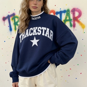 Sudadera Oversize de Cuello Alto para Mujer, Negra Sólida con Gráfico Trackstar, Casual, Manga Larga, Invierno, Estilo Urbano - Product Image 4