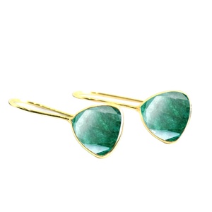 Boucles d'oreilles pendantes en argent sterling 925 plaqué or avec émeraude taille trillon |   Boucles d'oreilles statement pour femme avec pierre précieuse verte sertie en clos - Product Image 1