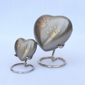 Urne funéraire moderne en laiton de haute qualité pour animaux de compagnie, en forme de cœur, gravée, pour le stockage des cendres, fabriquée à la main - Product Image 5