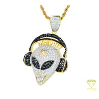 Collier pendentif visage d'alien serti de pierres de moissanite noires et blanches