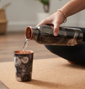 Botella de agua de cobre con estampado de mármol moderno, elegante y ecológica, ideal para senderismo, yoga, gimnasio e hidratación diaria. - Product Image 3