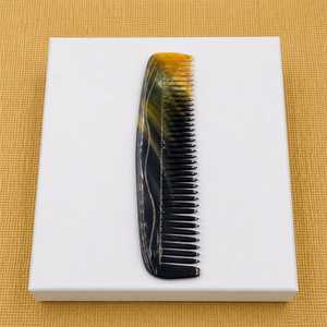 Peigne en corne de buffle artisanal moderne, forme ovale, poli, imitation antique, durable, artisanat naturel, objet d'art de collection - Product Image 2