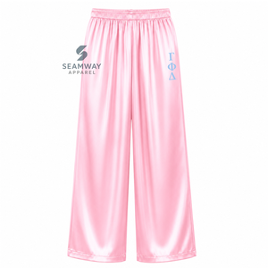 Conjunto de Pijama de Satén para Mujer Gamma Phi Delta, Manga Larga, Abotonado, Bordado, Dos Piezas, Color Rosa con Ribete Azul - Product Image 4