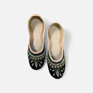 Jutti indienne traditionnelle en velours ornée de perles, avec amorti et tendance mode pour les festivals - Product Image 1