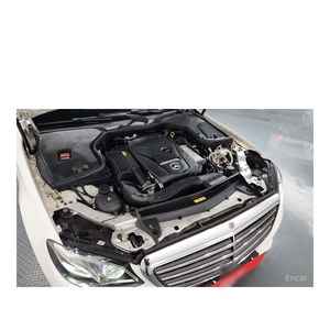 Mercedes-Benz Classe E E300 4MATIC Exclusive Juillet 2019 75 781 km Boîte de vitesses automatique Sièges en cuir Volant à gauche Caméra de recul - Product Image 6