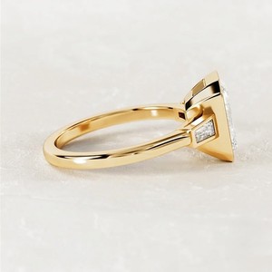 แหวนหมั้นเพชรทรงเอเมอรัลด์คัท ทองคำขาว 14K เพชรเลี้ยงในห้องปฏิบัติการ สไตล์อาร์ตเดโค รับรองโดย IGI ของขวัญเครื่องประดับชั้นดีสำหรับเจ้าสาว - Product Image 3