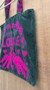 Sac fourre-tout en velours fait main avec broderie rose « Peace », 18x18 pouces, sac à bandoulière bohème doublé en coton - Product Image 2