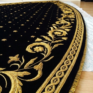 Capa de Iglesia de Lujo Bordada a Mano con Hilos de Oro |   Vestimenta Litúrgica de Terciopelo Negro con Borde Floral Dorado y Bordado de Estrellas - Product Image 3
