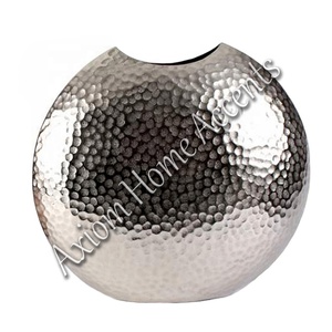 Vase en aluminium élégant au design moderne, idéal pour la décoration du salon et du bureau par Axiom Home Accents - Product Image 5