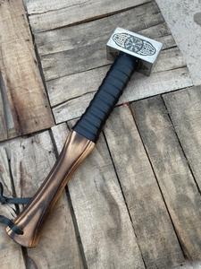 Marteau de style viking fait main, tête en acier forgé, manche en bois massif, d'inspiration nordique, objet de collection médiéval, outil décoratif d'extérieur - Product Image 5
