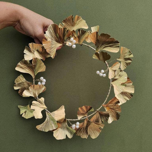Couronne murale élégante en métal en forme de feuille de Ginkgo, avec des feuillage doré scintillant et des accents délicats de perles blanches pour la décoration intérieure - Product Image 5