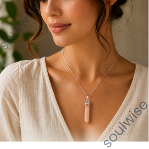 จี้รูปดินสอประดับมูนสโตนสีพีช - Product Image 2