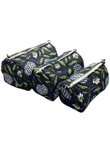 Pochette cosmétique matelassée de luxe bleu indigo à motifs floraux |   Pochette à maquillage en coton faite à la main avec feuille de plastique |   Maître-œuvre des articles de toilette de voyage - Product Image 5