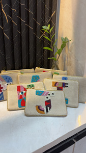 Pochette perlée avec détails décoratifs, fermeture éclair sécurisée, sac à main compact pour femme, idéal pour le quotidien, les voyages et les événements - Product Image 2