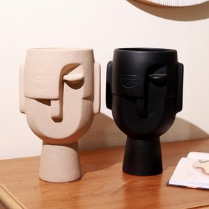 Vase à plantes en céramique en forme de visage abstrait, vente en gros |   Décoration d'intérieur sculpturale moderne - Product Image 1