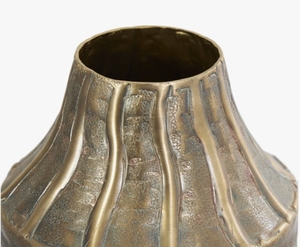 Vase en métal finition laiton antique - Bouteille florale texturée à nervures verticales pour décoration de table et d'intérieur de luxe - Product Image 1