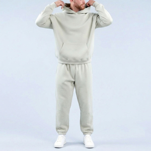 Ensemble de survêtement pour homme en molleton de coton, personnalisé avec broderie et détails couleur pierre, comprenant un sweat à capuche et un pantalon de jogging à revers. Vente en gros. - Product Image 1