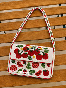 Sac à bandoulière artisanal perlé motif tomate, sac à main tendance pour femme, design brodé coloré, léger et stylé - Product Image 3