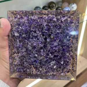 Pirámide de Orgonita de Resina de Amatista al por Mayor con Bobina de Cobre, Virutas de Piedras Preciosas y Geometría Sagrada para Sanación Energética - Product Image 4