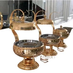 Serviteurs de buffet luxueux et ornés en or, avec des supports courbes uniques et des couvercles en verre. Disponible aux prix de gros. - Product Image 1