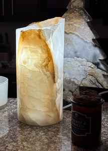 Lampe de table en onyx avec cylindre en pierre rayée et bords bruts, éclairage d'intérieur naturel de luxe - Product Image 6