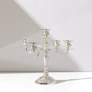 Candelabro vintage de bronce de cinco brazos con elegantes cadenas de cuentas de vidrio en capas, disponible a precios de mayorista. - Product Image 6