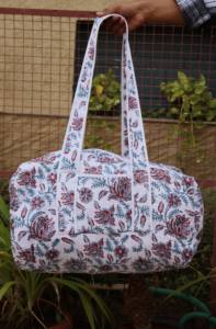 กระเป๋าเดินทางสุดสัปดาห์ผ้าฝ้ายเย็บมือลายดอกไม้: กระเป๋าเดินทางแบบดัฟเฟิลพิมพ์ลายบล็อกดอกไม้ กระเป๋าเดินทางสุดสัปดาห์ทำมือ กระเป๋าค้างคืนสำหรับเพื่อนเจ้าบ่าว - Product Image 3